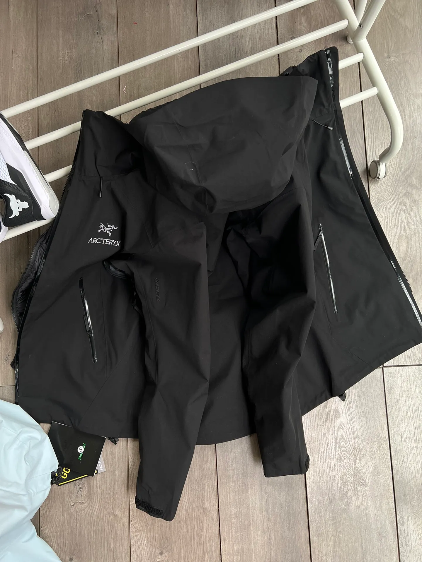 ： Size：S M L XL XXL 3XL ！ ！ logo ！ BETA LT Series！ARC‘TERYX BETA LT GORE-TEX Jacket-Men's 26844 （Yb 3D ， Tri-Durance ， ） Factory 📃 #26844 ， YKK ， ， ， 。 Beta LT ， 。 bluesign@ N 3LGORE-TEX ， Wear-Resistant， 、 Breathable， 。 Storm Hood ， Water Tight ， ， ， 。 ，VISLON ， Velcro ， Zip-in， ARC TERYX BETA： 。 LT ： ， Wear-Resistant。 GORE-TEX： 、 、Breathable 。 BRTA LT Arc’teryx ， ， ， 。
